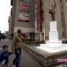 Бил Клинтън ще участва в откриването на своя собствена статуя в Косово