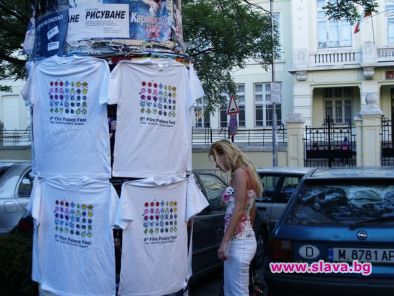 Необичайната улична реклама на фестивала In the place в Балчик се превърна в мания