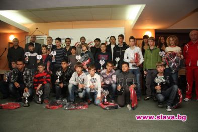 Български футболни звезди наградиха най-добрите млади футболисти 