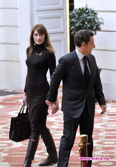 Карла Саркози чака момче