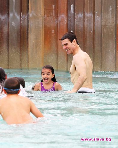 Том Круз заведе дъщеричката си Сури в Дисниленд и се къпа с нея в басейн