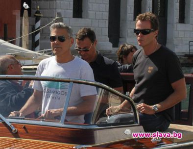 Клуни се кара сам с моторница във Венеция