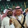 Принц Чарлз в танц със саби заедно със саудитското кралско семейство
