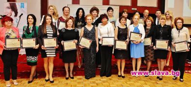 Мая Манолова и Даниела Бобева с приз от Годишните награди Business Lady