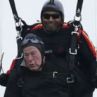 90-годишният Буш скочи с парашут