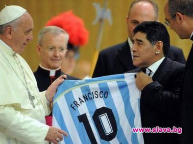 Марадона подари тениска на папа Франциск
