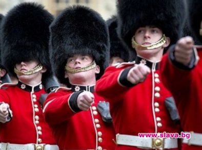 Гвардеец събра очите на лондончани с денс шоу пред Бъкингам (видео)