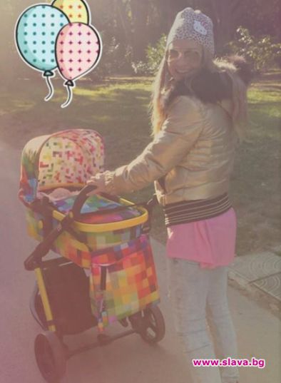 Лора Караджова излезе на разходката с бебето
