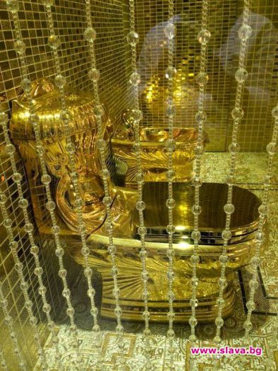 Арабски шейх подари златна тоалетна за сватбата на дъщеря си