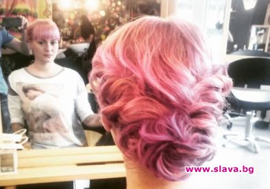 Рут Колева боядиса косата си в розово