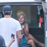  Лейди Гага без грим и по син сутиен и шорти с годеника й