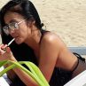 Ани Хоанг хваната да пуши трева на плажа