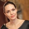 Анджелина връща осиновения Мадокс в Камбоджа