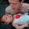 Марк Зукърбърг учи дъщеричката си да плува