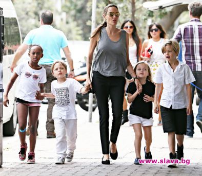 Защо Анджелина уволни бавачката на децата си 