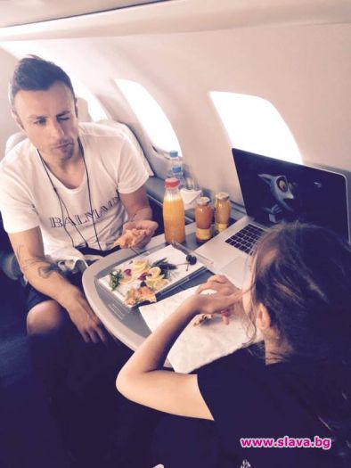 Бербатов спретна пикник за дъщеря си в самолета