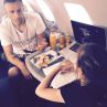 Бербатов спретна пикник за дъщеря си в самолета