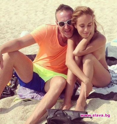 Дeян и Радина се пекат чисто голи на плажа