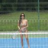 Ким игра тенис по бански