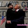 Тръмп и Ким Чен-ун се целуват в Хонконг 