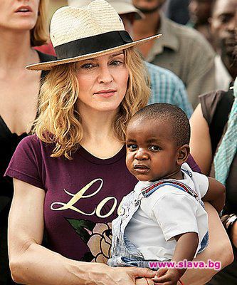 Мадона осиновява още две африканчета