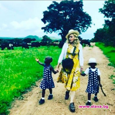 Мадона показа осиновените близначките от Малави