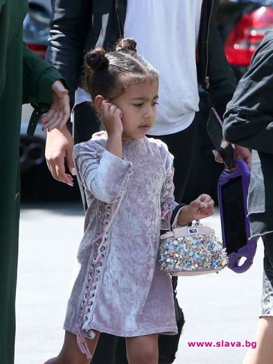 Дъщерята на Ким и Кание с чантичка за няколко бона