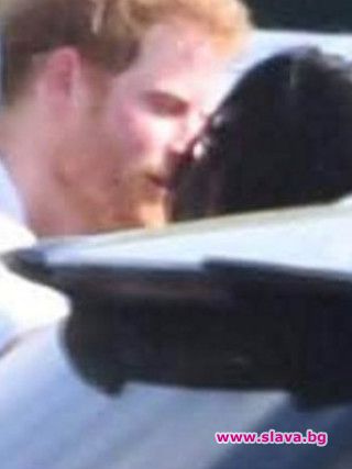 Хванаха принц Хари в страстна целувка с Меган