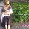 Ицко Финци гледа бебето в балканско село