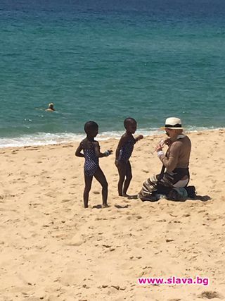 Мадона на плаж с близначките в Португалия 