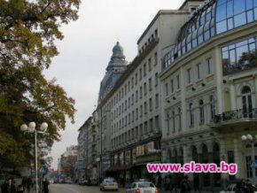 Скандално вдигат 2 етажа над хотел България, застрояват градината