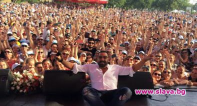 Полиция изведе Азис след концерт в Турция