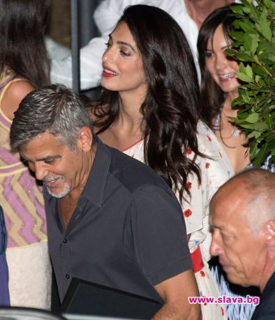 Фенове прегръщат Клуни и Амал в ресторант