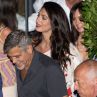 Фенове прегръщат Клуни и Амал в ресторант