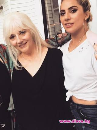 Лейди Гага се снима с роднини: Три поколения огън