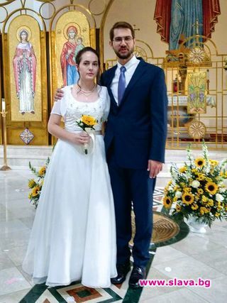 Влади Данаилов и приятелката му Виктория станаха семейство на 9