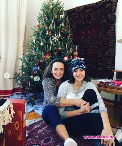 Нина Добрев с бебе за Коледа