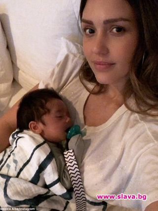 Джесика Алба гушна бебето си