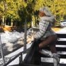 Джулиана Гани заголи секси дупе в снежни преспи