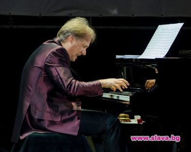 Обичаният френски пианист Ричард Клайдерман ще отпразнува 40 та годишнина