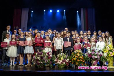 Димитър Бербатов награди талантливи деца за 10-та поредна година