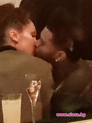 Бела Хадид и The Weeknd в страстна целувка