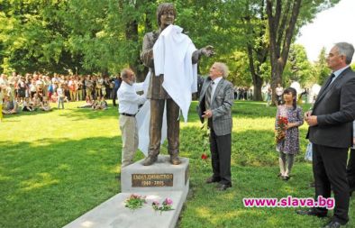 Откриха паметник на популярния естраден певец Емил Димитров в родния