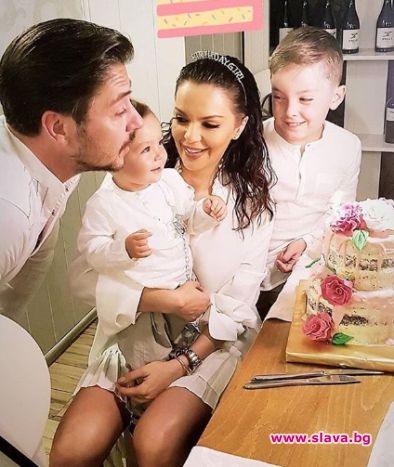 Снощи фолк певицата Галена посрещна рожден ден заедно със семейството