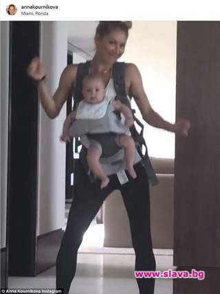 Анна Курникова показа кръшни танцови движения докато носеше дъщеря си