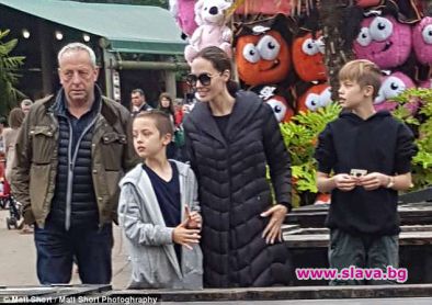 Джоли заведе децата на увеселителен парк в Англия