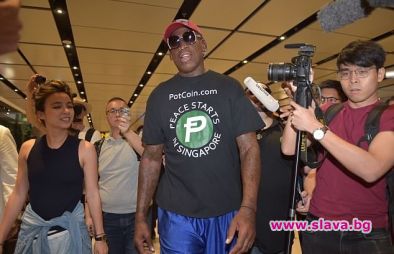 Бившият баскетболист от НБА Денис Родман е пристигнал в Сингапур