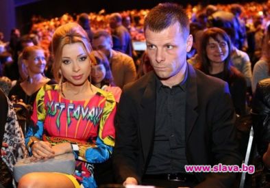 Бившият футболист Елин Топузаков и половинката му Весела вече не
