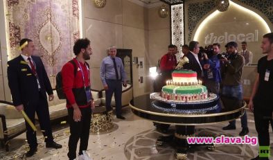 Египетската футболна икона Мохамед Салах получи 100-килограмова торта, украсена със
