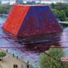 Кристо издигна пирамида от варели в Лондон